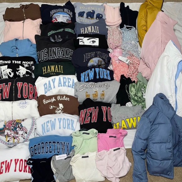 Brandy Melville 2 shirt mystery box - Picture 2 of 4